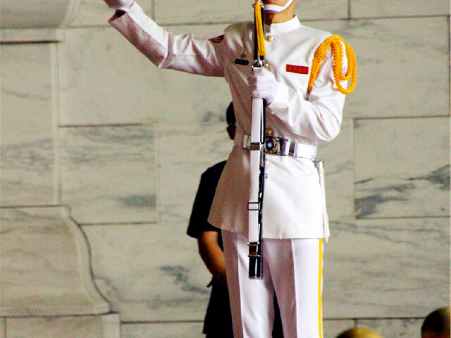 入场时用脚有力地踏出节奏,走到中央,还要做整套的托枪,舞枪的动作