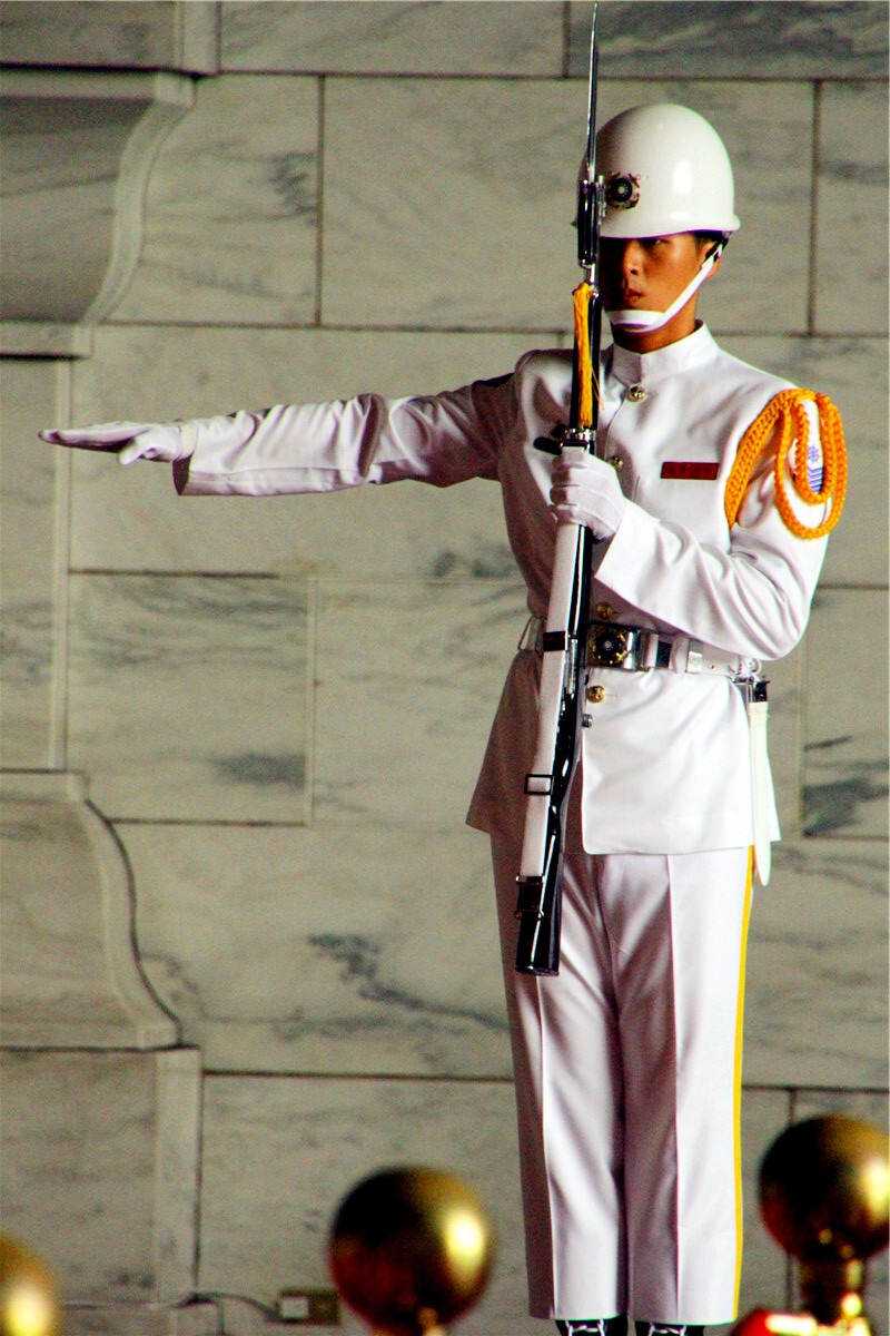 台湾的媒体上曾专门发文介绍"操枪表演拼"默"契 台海军仪仗队技法独特