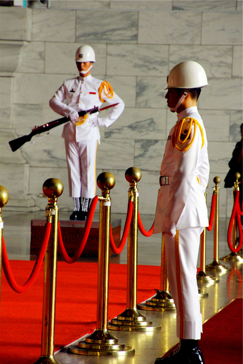 台湾的媒体上曾专门发文介绍"操枪表演拼"默"契 台海军仪仗队技法独特