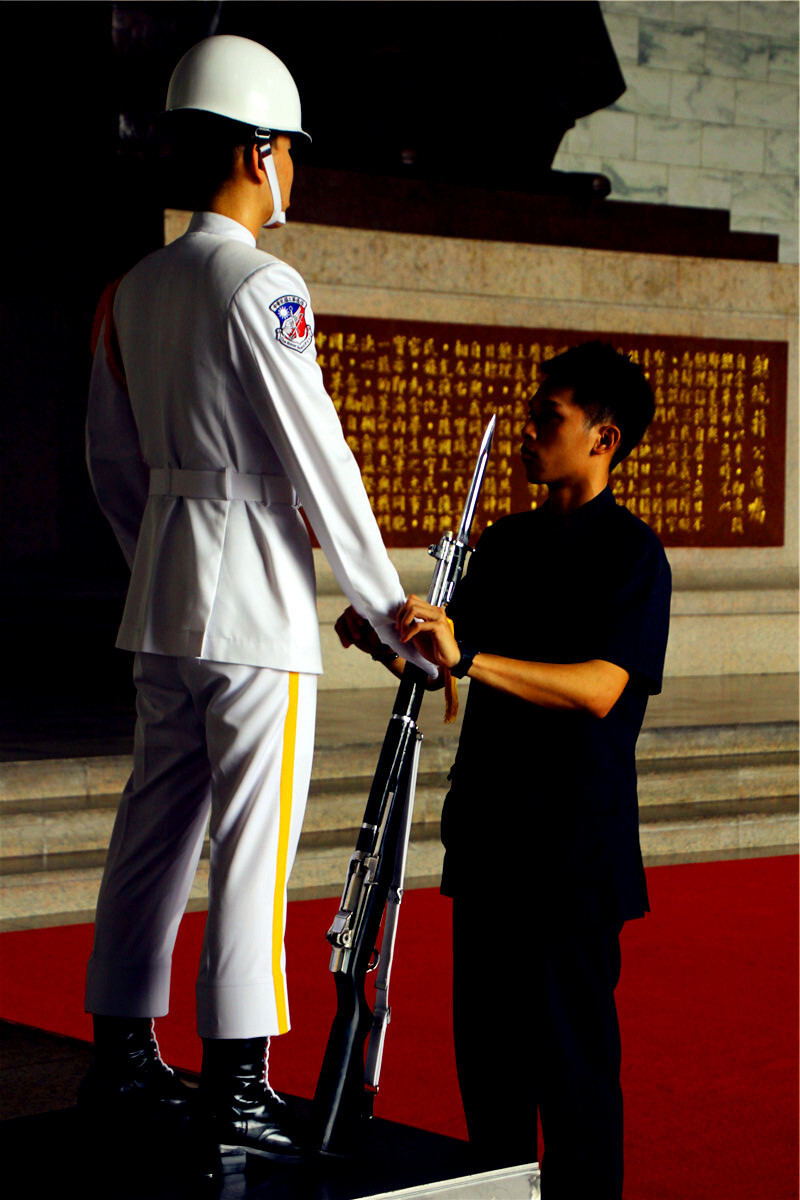 台湾的媒体上曾专门发文介绍"操枪表演拼"默"契 台海军仪仗队技法独特