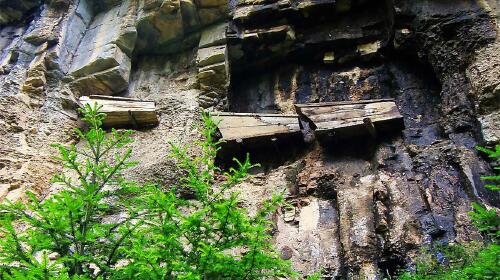 感受悬崖栈道的惊奇,探索石门悬棺的奥秘,攀登芦芽山,看高山草甸马仑