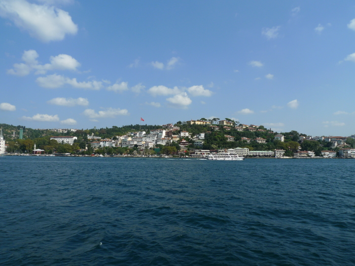 海峡东岸是亚洲,没有富丽堂皇的建筑,另有一种风格.