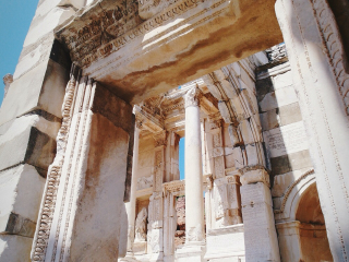 塞尔苏斯图书馆