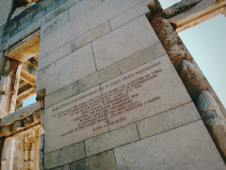 塞尔苏斯图书馆