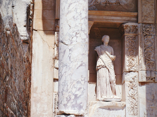 塞尔苏斯图书馆