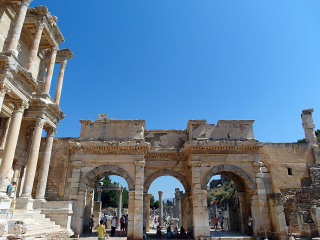 塞尔苏斯图书馆