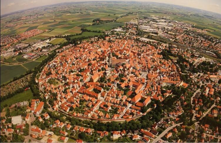 诺特林哥里斯 中世纪小城诺特林哥里斯,这个盆地是由1500万年前的一次