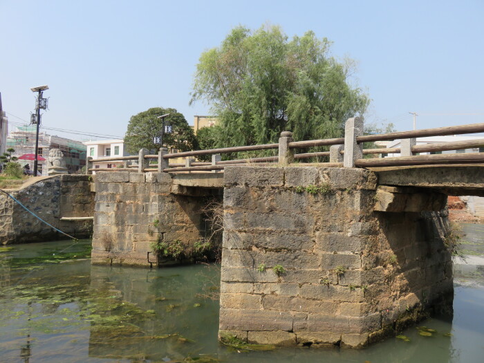 接龙桥,在这有人验票,过桥就进到古镇里面了