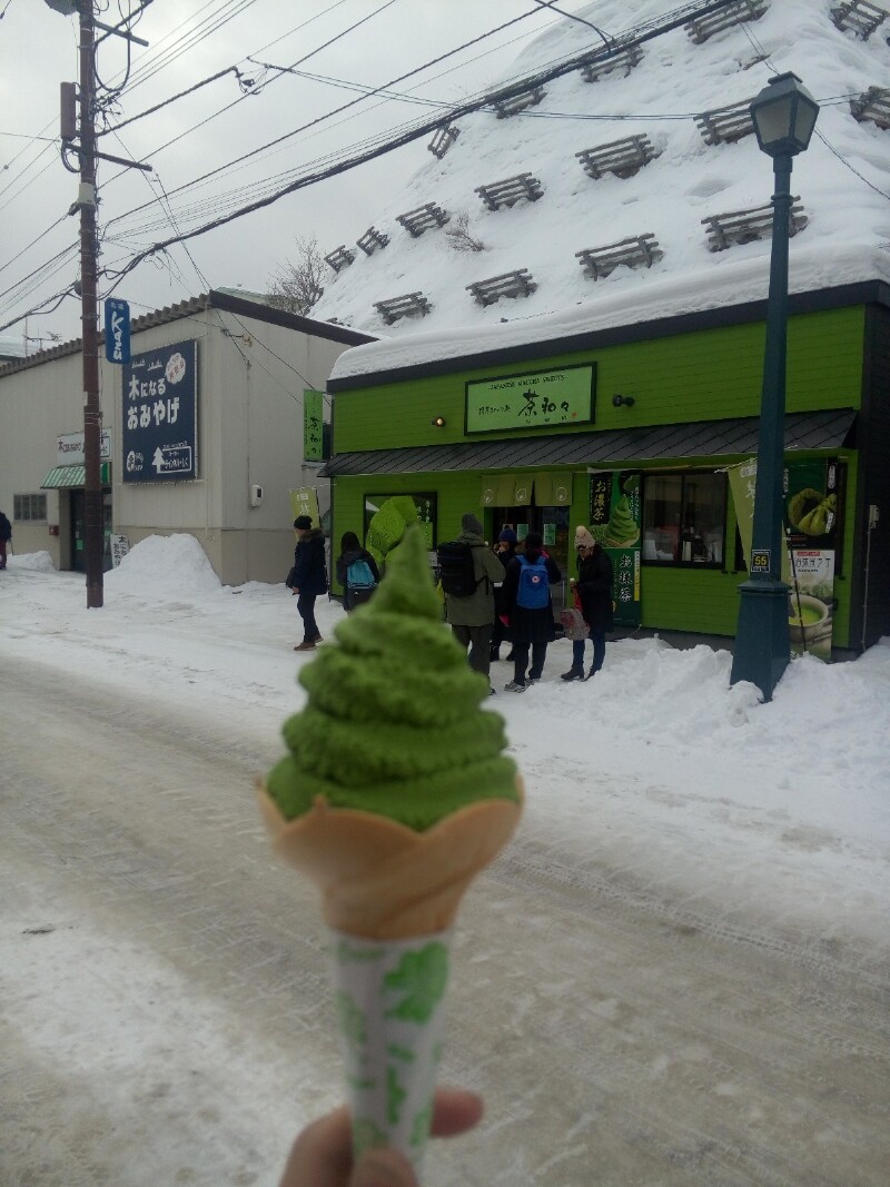 要推荐的是照片里店铺卖的抹茶冰淇淋,虽然