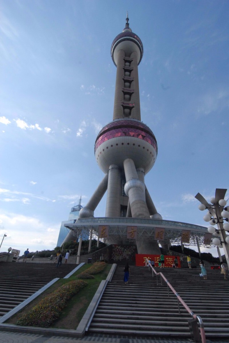 站在东方明珠电视塔的底部可以感受到东方明珠的气势磅礴,自己突然间