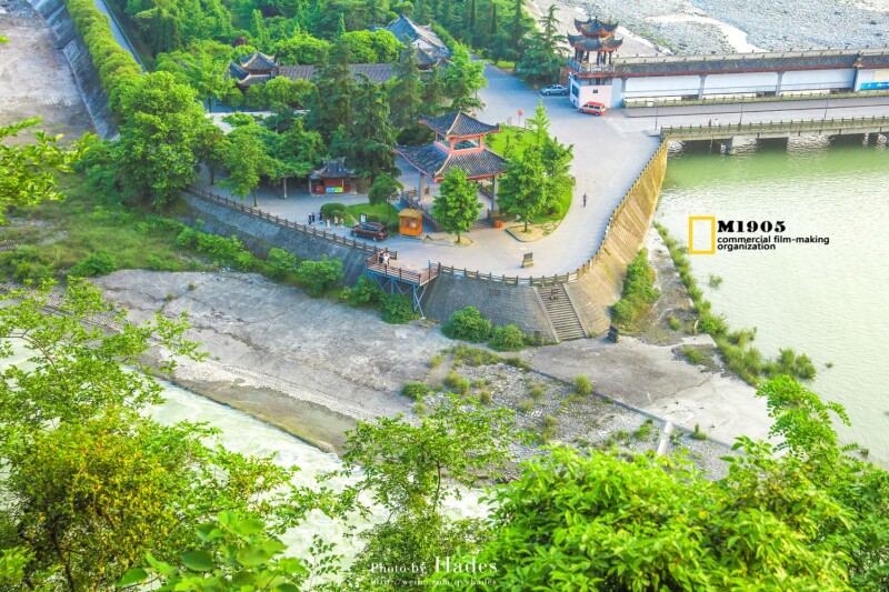 这里可以非常清楚的看到飞沙堰的全景.