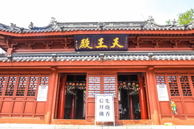 鸣寺内现有大雄宝殿,观音楼,韦驮殿,志公墓,藏经楼,念佛堂和药师佛塔