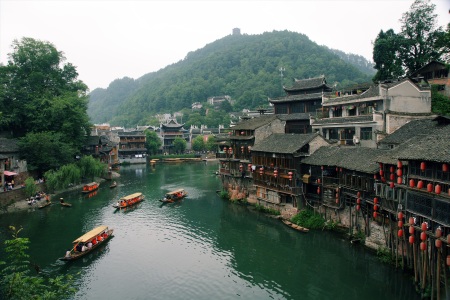 <张家界天门山-玻璃栈道-芙蓉镇-墨绒苗寨-凤凰古高铁5日游>心跳玻璃栈道,7000米长索道,瀑布,苗寨,土司城一次看个够 <张家界天门山-玻璃栈道-芙蓉镇-墨绒苗寨-凤凰古高铁5日游>心跳玻璃栈道,7000米长索道,瀑布,苗寨,土司城一次看个够