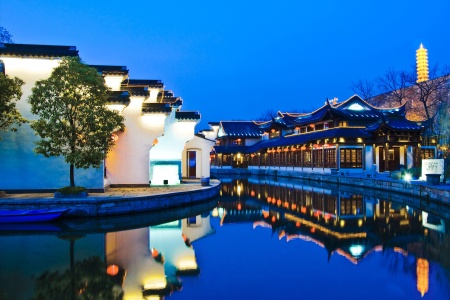 <苏州-周庄1日游>一城一园林，一夜一周庄，典雅拙政园，联合国迪拜国际改善居住环境ZJ范例奖周庄，千年寒山寺，纯玩无购物，独立发班