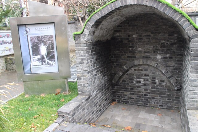 皇帝重修改建,一代代王者已然长眠,而今鸡鸣寺依旧,和尚皇帝萧衍已成