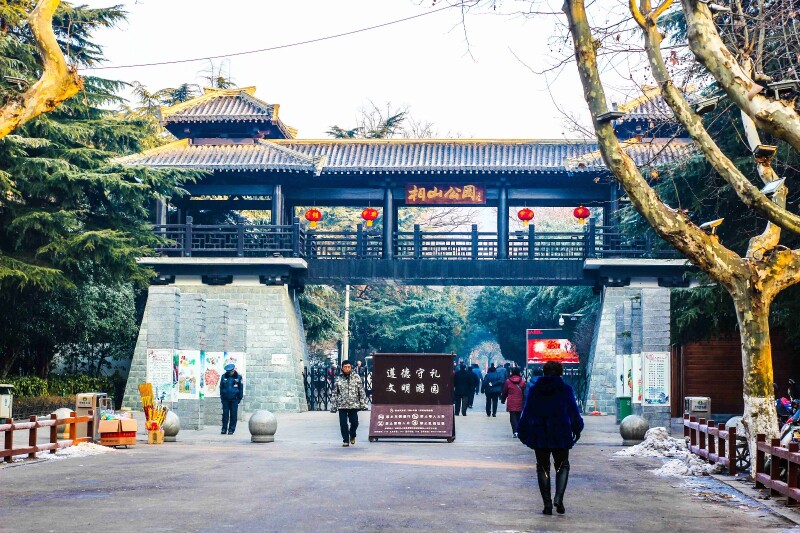 这里是相山公园的大门,可惜居然没有配套的停车场