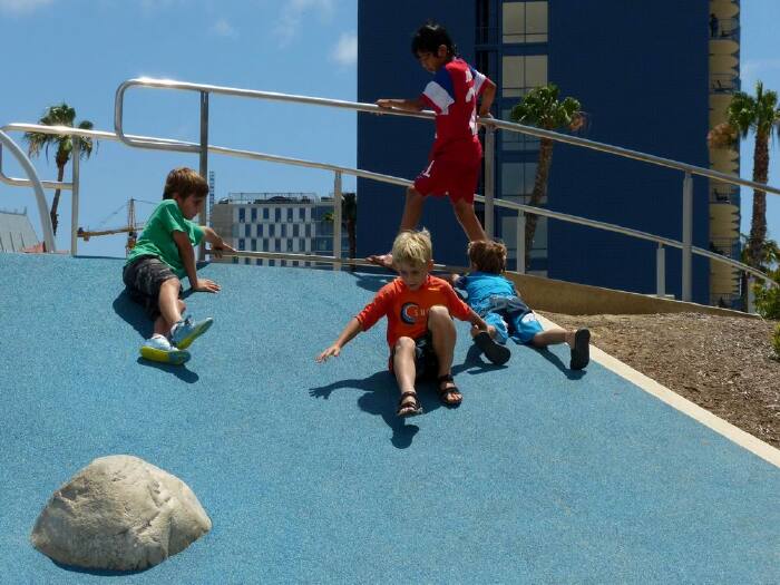 这个滑梯很漂亮