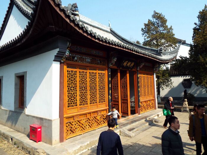 现存的漪澜阁建于曾国藩任两江总督期间,坐北朝南,面阔三间,屋顶为单