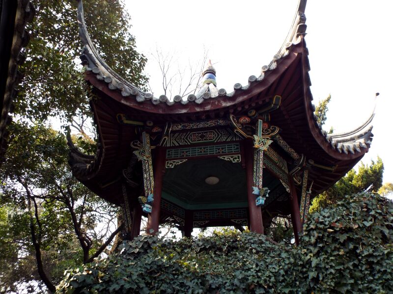 石流云假山,假山中空,游人可以穿越其中,山顶建有一座六角攒尖顶小亭