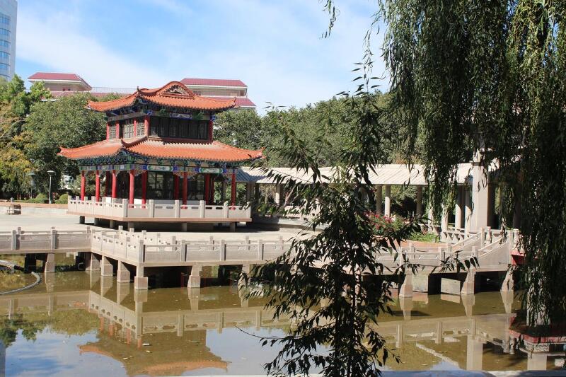 揽秀园与对面红山公园主园区相隔一条高速路,遥遥相望.