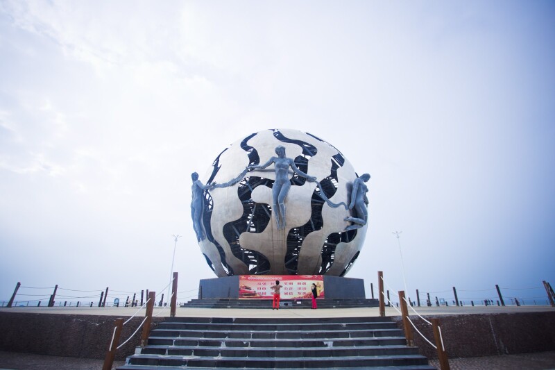 北海银滩公园比较热闹,沿岸有许多的当地