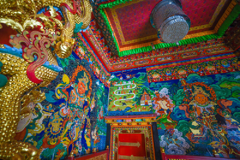 来的学子,法王晋美彭措也在距离色须镇不远处的江玛佛学院学习过很久