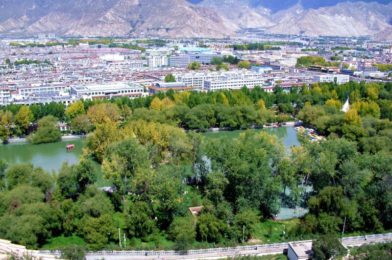 以布达拉宫和八廓街为中心的拉萨新城,北至色拉寺,西至堆龙德庆县.