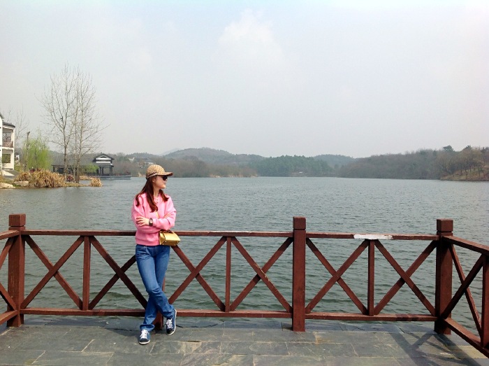   好清静,佳人倚栏远眺.