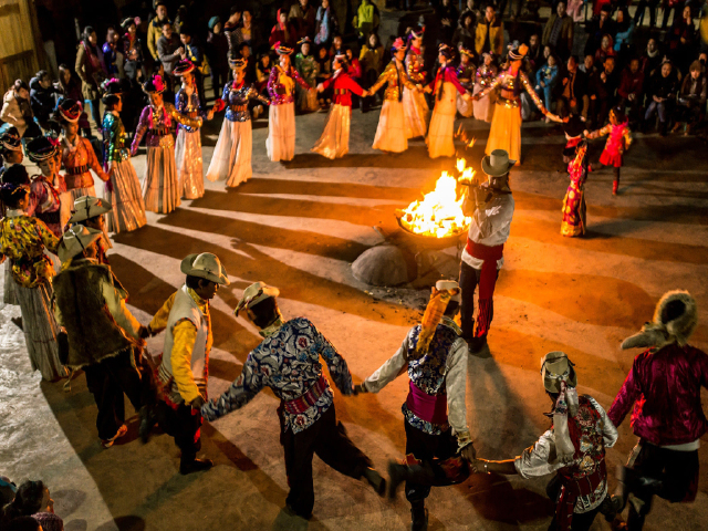 泸沽湖畔的摩梭村寨,每晚都要举行篝火晚会,您可以和帅气的摩梭小伙子