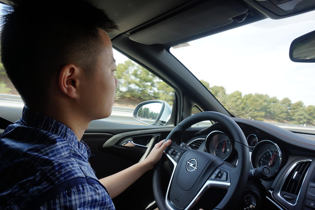 (熟悉道路後開車的菜哥,想裝b,可是我總不好