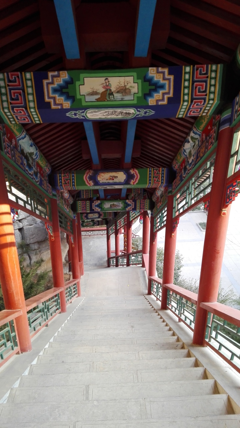 台阶高耸的阁道,鲜艳夺目的彩饰,用飞阁流丹来形容不足为过.