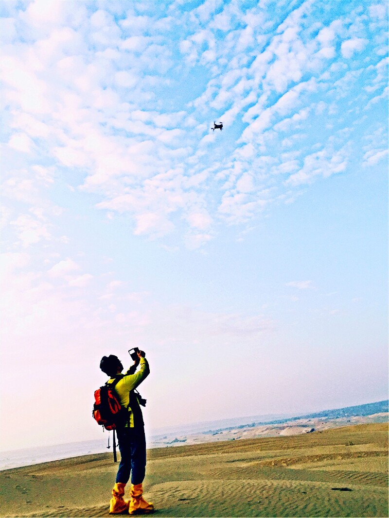 "空影"无人机按照我们的指令,轻快地飞入蓝天白云之间.