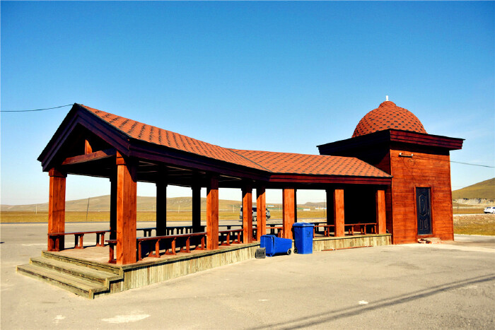 途径一处富有蒙古风格的休息驿站.