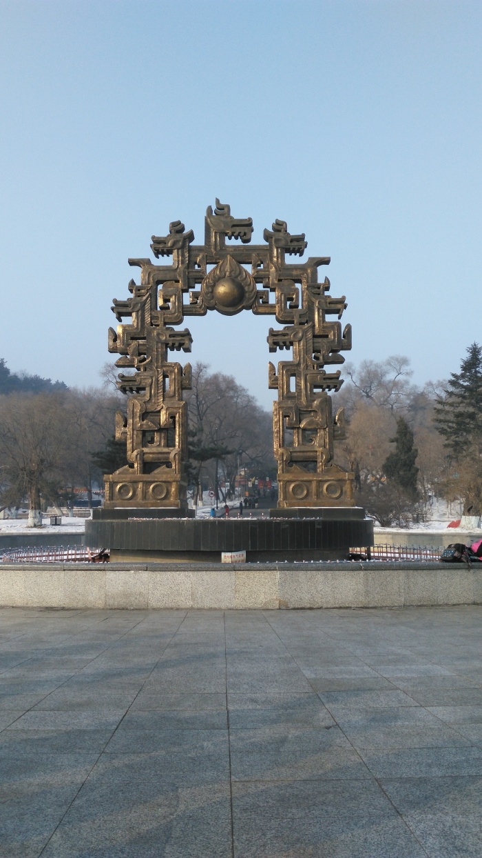 广场上的九龙门