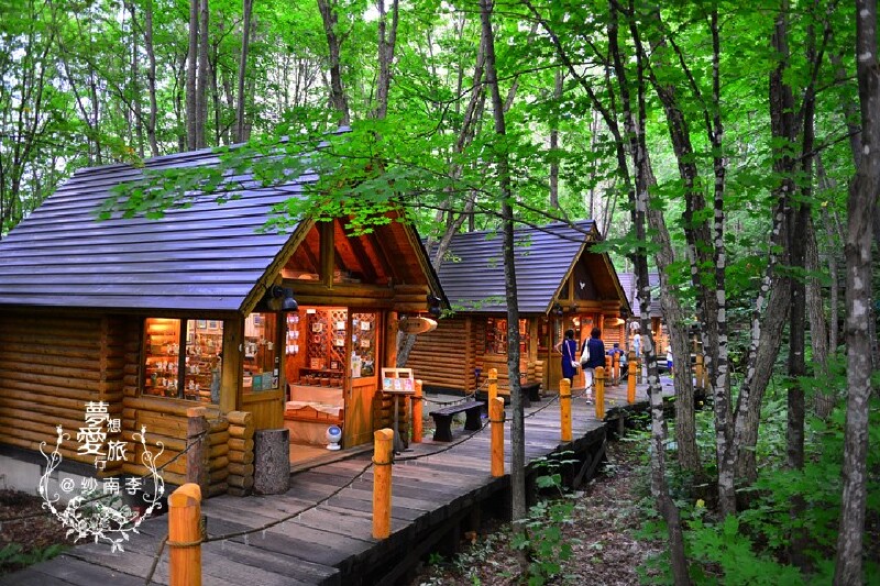 由很多可爱的小木屋组成, 而每间木屋里,都