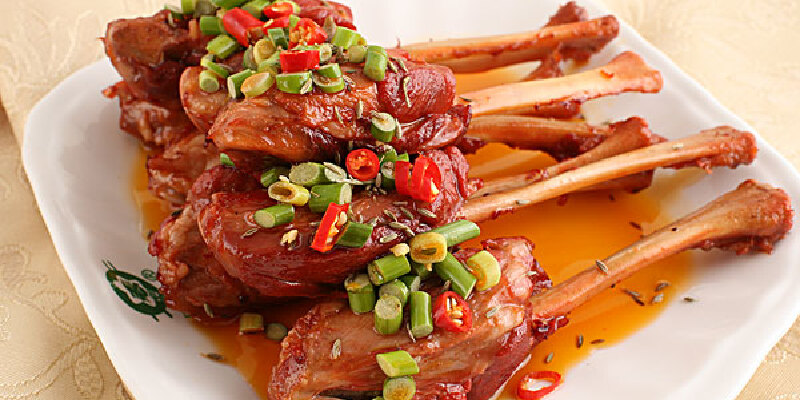 属于湘菜,特色菜有剁椒鱼头, 小炒黑山羊, 干锅霸王鸭, 孜然寸骨