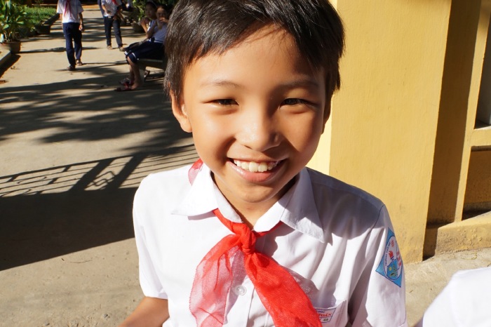 你看着小脸,被红领巾烘托的~~挺黑的,哈哈~~调皮了.