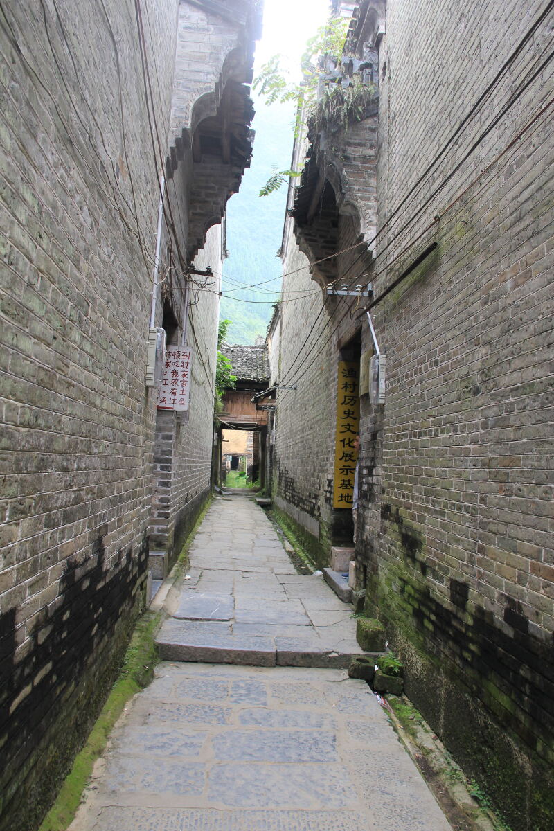 八角寨又名云台山,位于资源县东北部梅溪乡大坨村,主峰海拔814米.