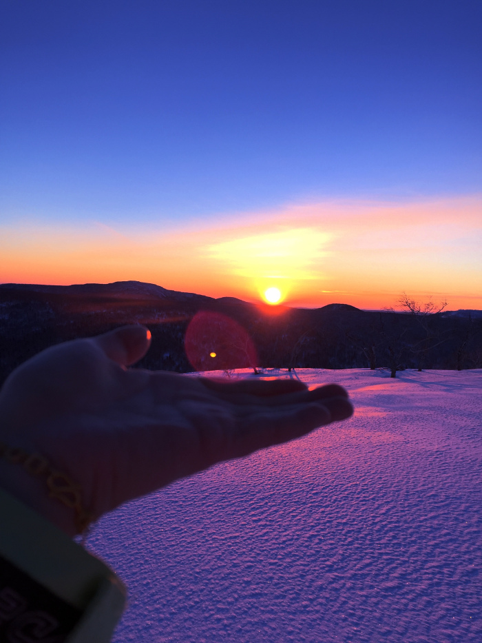 光晕将太阳包裹在里面~美得不要不要的