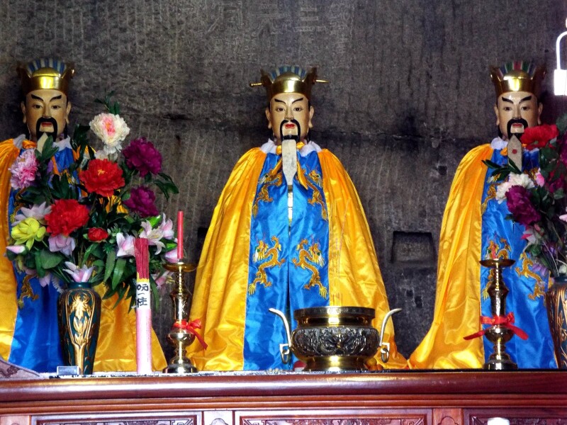 洞内供奉着天官,地官,水官,也就是尧,舜,禹三位远古贤明帝王.