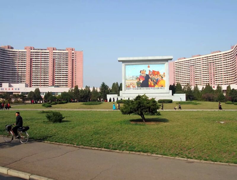 路过一个小公园,在朝鲜也有跳"广场舞"的