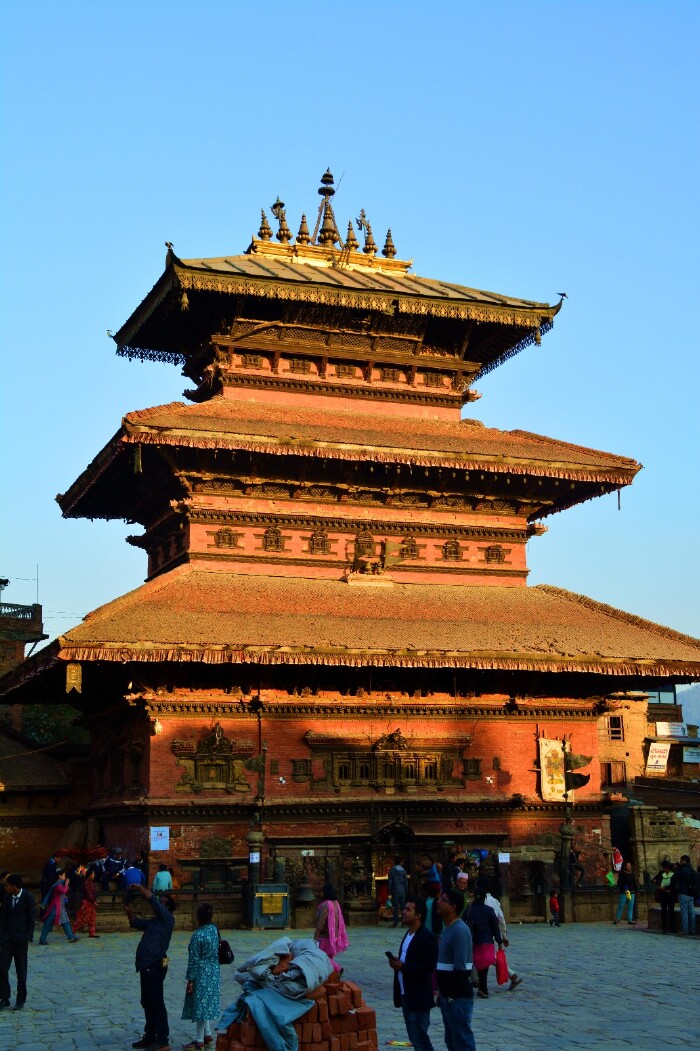 费斯德拉神庙(fasidega)位于"吉祥天女"寺后面不远处,是一座白色石砌