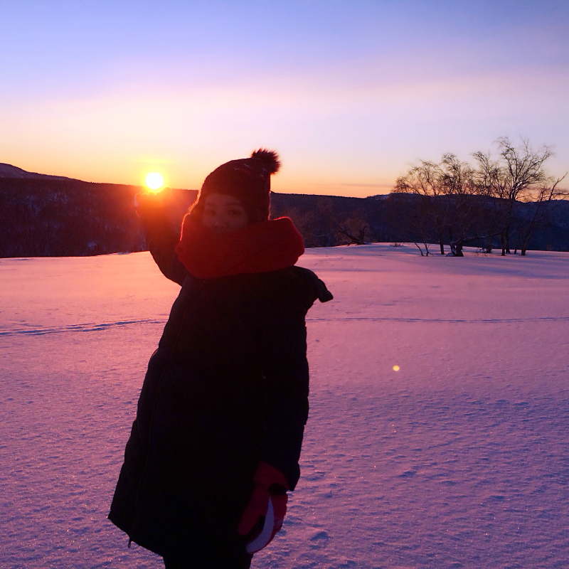五彩缤纷,绚丽夺目~月亮和太阳深情对望~而正面的天空就像蓝色冰激凌