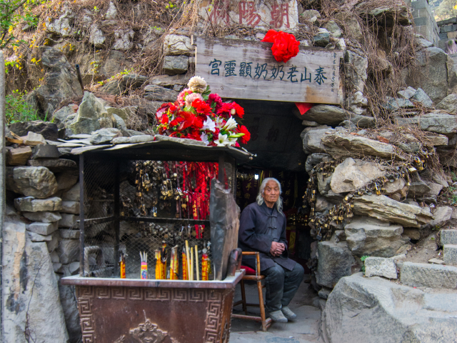 朝阳洞也称显灵洞,门口常年有一位老奶奶在守候着.