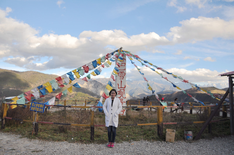 后面的山谷上,写着香格里拉欢迎您