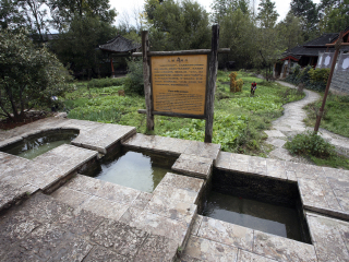 白马龙潭三眼井