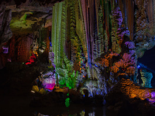 花里山温泉及喀斯特溶洞