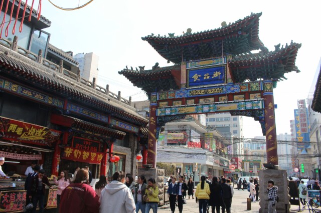 穿过太原市繁华的鼓楼街商业区,眼前便可见食品街的古牌楼和鼓楼 