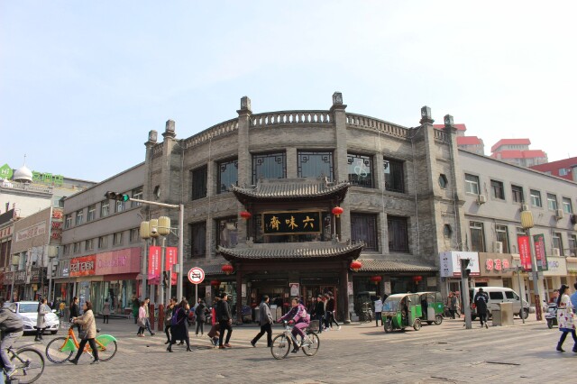 穿过太原市繁华的鼓楼街商业区,眼前便可见食品街的古牌楼和鼓楼 