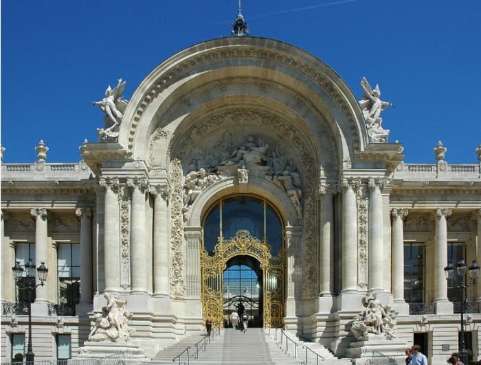 巴黎小皇宫,和与它相邻的巴黎大皇宫都是由建筑师查理吉罗(charles